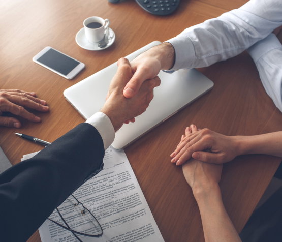 Young,Couple,Purchase,Rent,Property,Real,Estate People shaking hands to conclude immigration work
